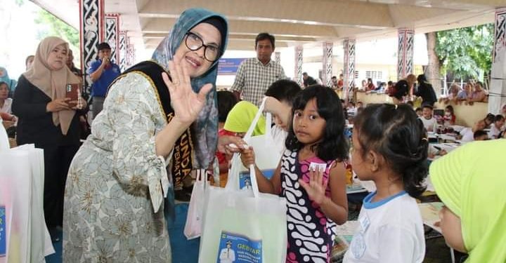 Wali Kota Bersama Ketua Dekranasda Menyerahkan Alat Mewarnai pada Lomba Mewarnai Tingkat Paud