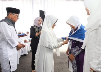 dr Susanti bersama Ketua Dekranasda Tepung Tawar Jamaah Calon Haji/Hajjah Pematangsiantar