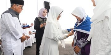 dr Susanti bersama Ketua Dekranasda Tepung Tawar Jamaah Calon Haji/Hajjah Pematangsiantar