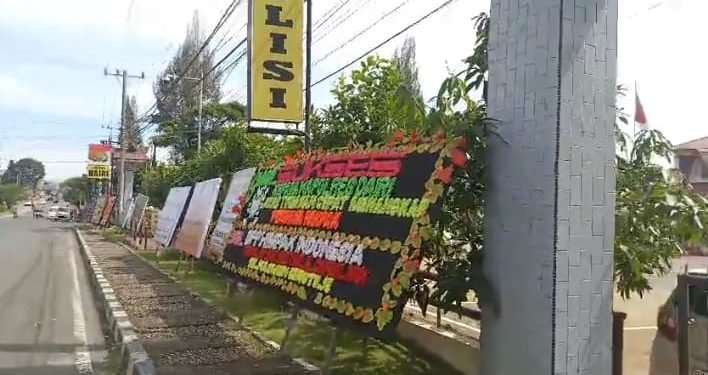 Boby Naibaho Ditahan, Polres Dairi Dibanjiri Papan Bunga dari Ormas HIMPAK Sebagai Apresiasi