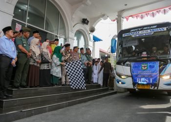 dr Susanti Melepas Keberangkatan 198 Calhaj di Halaman Balai Kota Pematangsiantar 