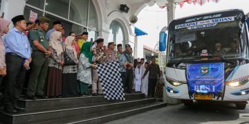 dr Susanti Melepas Keberangkatan 198 Calhaj di Halaman Balai Kota Pematangsiantar