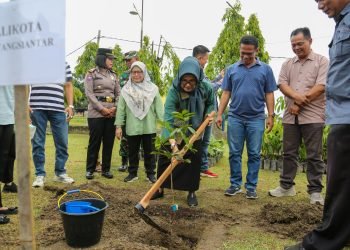 Wali Kota Bersama USAID IUWASH Tangguh Menggelar Penanaman Pohon