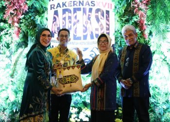 Bersama Ketua Dekranasda, Wali Kota Hadiri Gala Dinner Rangkaian Rakernas Apeksi XVII di Balikpapan