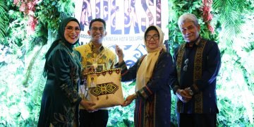 Bersama Ketua Dekranasda, Wali Kota Hadiri Gala Dinner Rangkaian Rakernas Apeksi XVII di Balikpapan