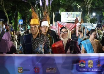 Wali Kota Pematangsiantar Kenakan Pakaian Adat Simalungun Ikuti Karnaval Budaya Nusantara