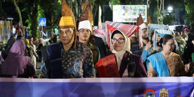 Wali Kota Pematangsiantar Kenakan Pakaian Adat Simalungun Ikuti Karnaval Budaya Nusantara