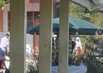 Kepala Sekolah SMPN 2 Desa Bogak Masukan Pedagang Jajanan di Halaman Sekolah.