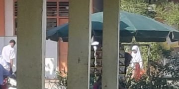 Kepala Sekolah SMPN 2 Desa Bogak Masukan Pedagang Jajanan di Halaman Sekolah.