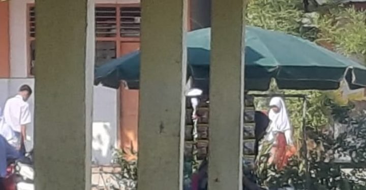 Kepala Sekolah SMPN 2 Desa Bogak Masukan Pedagang Jajanan di Halaman Sekolah.