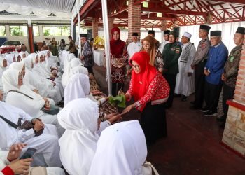 dr Susanti Dewayanti SpA Menepung-tawari Jamaah Haji/Hajjah yang pulang dari Tanah Suci.