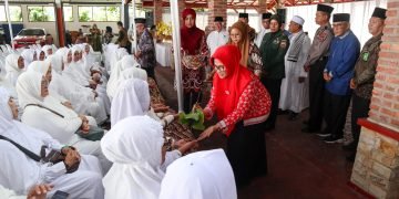 dr Susanti Dewayanti SpA Menepung-tawari Jamaah Haji/Hajjah yang pulang dari Tanah Suci.