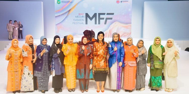 Pj. Ketua Dekranasda Batubara Hadiri Pagelaran Medan Festival Fashion (MFF) di Medan