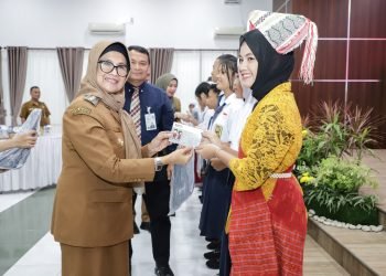 Wali Kota Pematangsiantar Serahkan Buku Tabungan Kepada Siswa -Siswi SD dan SMP