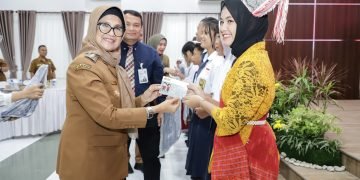 Wali Kota Pematangsiantar Serahkan Buku Tabungan Kepada Siswa -Siswi SD dan SMP
