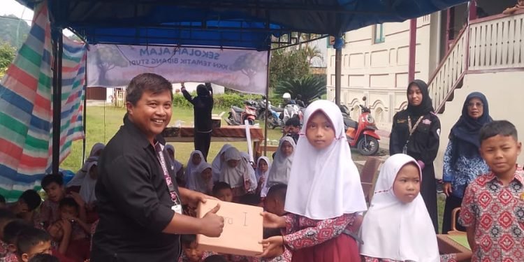 Mahasiswa UNP KKN Berikan Ilmu Bidang Studi Kepada Siswa SDN Wedya 10 Kamang Mudiak Sumbar