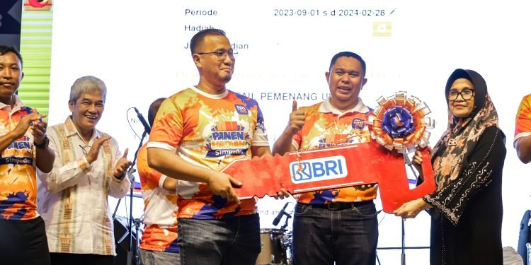 dr Susanti Dewayani SpA didampingi Kpw Bank Indonesia Menghadiri acara Panen Hadiah Simpedes BRI Semester II Tahun 2023 dan KPR Expo