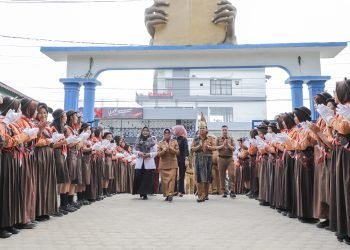 Wali Kota Pematangsiantar menyerahkan Kartu Identitas Anak (KIA) kepada 840 anak