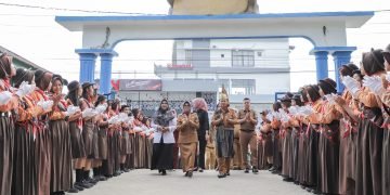 Wali Kota Pematangsiantar menyerahkan Kartu Identitas Anak (KIA) kepada 840 anak