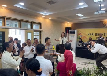 PJU Polres Sibolga, Berikan Kue Ulang Tahun Kepada Kajari Sibolga