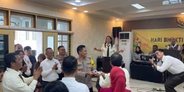 PJU Polres Sibolga, Berikan Kue Ulang Tahun Kepada Kajari Sibolga