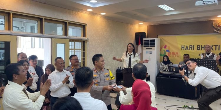 PJU Polres Sibolga, Berikan Kue Ulang Tahun Kepada Kajari Sibolga