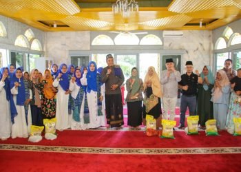 Wali Kota Pematangsiantar menyerahkan 180 paket sembako kepada kaum dhuafa/anak yatim 