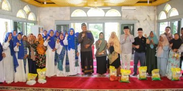 Wali Kota Pematangsiantar menyerahkan 180 paket sembako kepada kaum dhuafa/anak yatim 