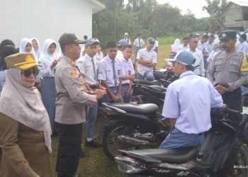 Taati Aturan Berlalu Lintas, Jauhi Narkoba Kapolsek Sukaramai Jadi Irup Upacara Bendera Di SMAN 1 Sigunung