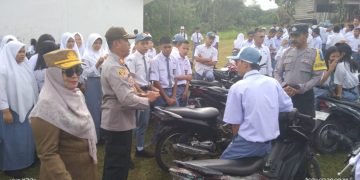 Taati Aturan Berlalu Lintas, Jauhi Narkoba Kapolsek Sukaramai Jadi Irup Upacara Bendera Di SMAN 1 Sigunung
