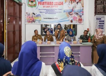 dr Susanti Dewayani SpA, menghadiri Penutupan Pelatihan Salon Pokmas Bantan Sejahtera di LKP ZENDRO