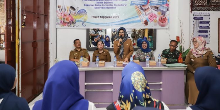 dr Susanti Dewayani SpA, menghadiri Penutupan Pelatihan Salon Pokmas Bantan Sejahtera di LKP ZENDRO