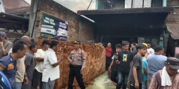 Polsek Bangun Evakuasi dan Olah TKP Kebakaran di Toko Material Jalan H Ulakma Sinaga