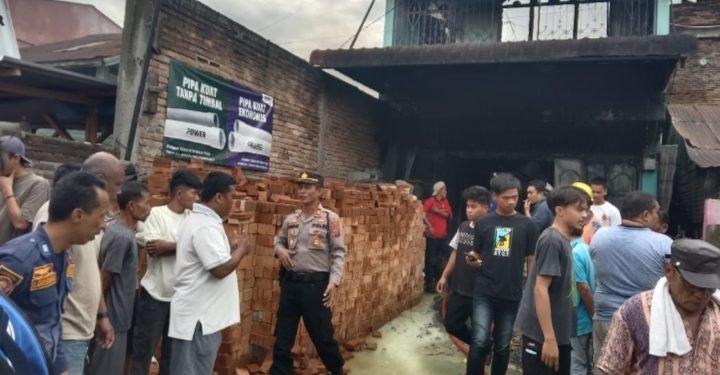 Polsek Bangun Evakuasi dan Olah TKP Kebakaran di Toko Material Jalan H Ulakma Sinaga