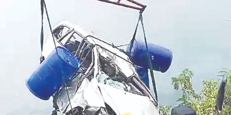 Kijang Innova Terjun ke Danau Toba Kades Soping Ujung Seribu Tewas