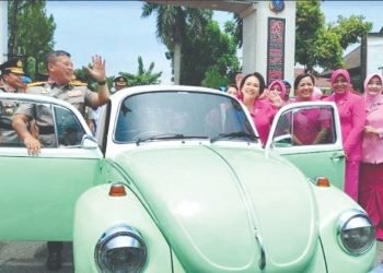 Tinggalkan Polda Sumut, Komjen Agung bersama Istri Pakai Mobil VW Beetle