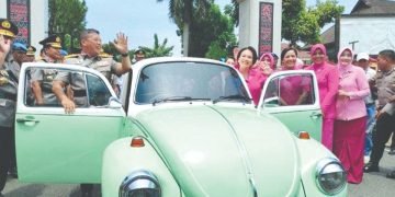 Tinggalkan Polda Sumut, Komjen Agung bersama Istri Pakai Mobil VW Beetle