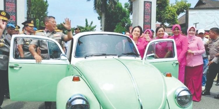Tinggalkan Polda Sumut, Komjen Agung bersama Istri Pakai Mobil VW Beetle