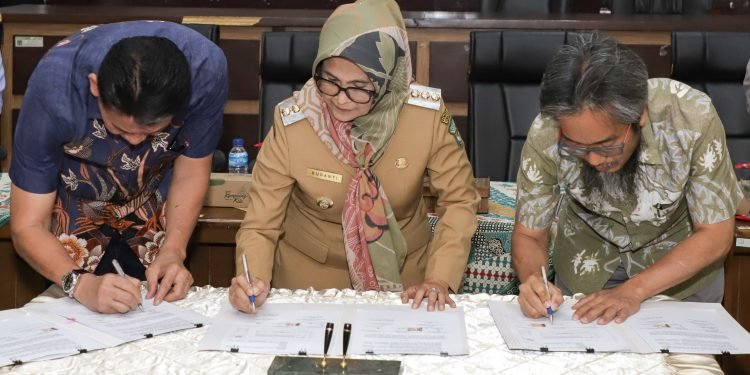 Wali Kota Pematangsiantar Menandatangani Perjanjian Kerja Sama Antara DPMPTSP Kota Pematangsiantar Dengan Instansi Terkait 