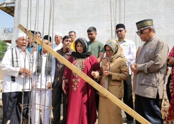 dr Susanti Dewayani SpA melakukan peletakan batu pertama pembangunan Masjid Paradep Puspa