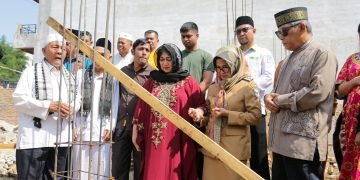dr Susanti Dewayani SpA melakukan peletakan batu pertama pembangunan Masjid Paradep Puspa