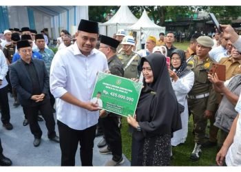 Aisyah Menangis Haru Saat Terima Hadiah Umrah dari Walikota Medan
