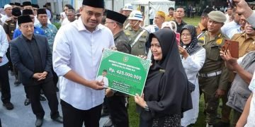 Aisyah Menangis Haru Saat Terima Hadiah Umrah dari Walikota Medan