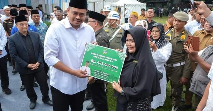 Aisyah Menangis Haru Saat Terima Hadiah Umrah dari Walikota Medan