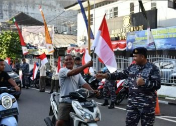 Jelang HUT RI ke 79  TNI AL Bagikan Bendera Kepada Masyarakat Sibolga
