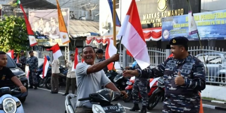 Jelang HUT RI ke 79 TNI AL Bagikan Bendera Kepada Masyarakat Sibolga