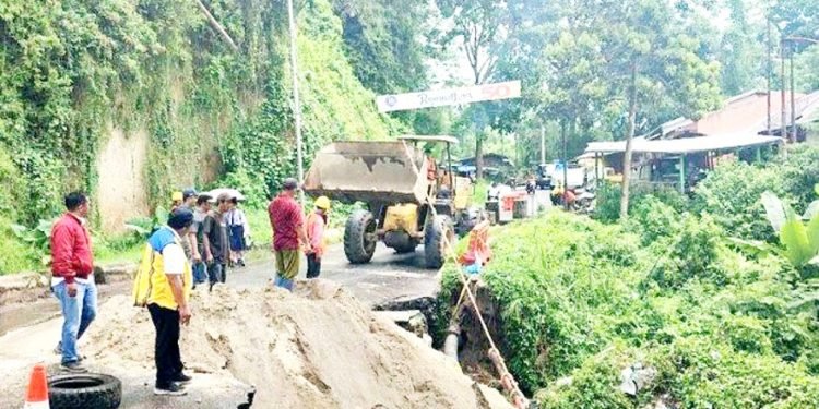 Hujan Deras, Jalur Lintas Karo-Langkat Longsor