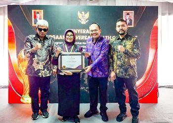Wali Kota Pematangsiantar menerima Universal Health Coverage (UHC) Award yang diserahkan Wakil Presiden (Wapres) Republik Indonesia Ma’ruf Amin