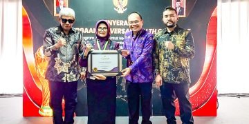 Wali Kota Pematangsiantar menerima Universal Health Coverage (UHC) Award yang diserahkan Wakil Presiden (Wapres) Republik Indonesia Ma’ruf Amin