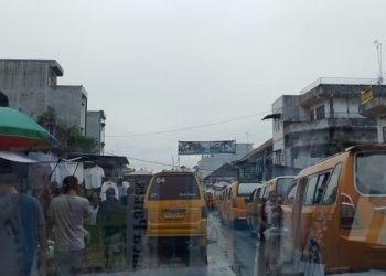 Arus Lalu Lintas Jalan Sambu Semrawut Dipenuhi Lapak Monza dan Pool Angkot